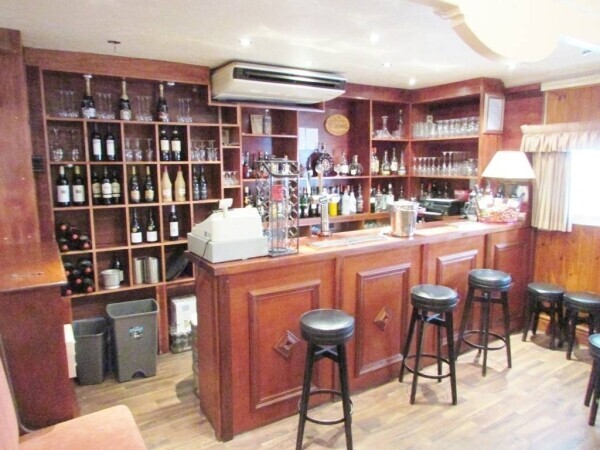 Excellent Restaurant Offering English & French Cuisine Photo 3