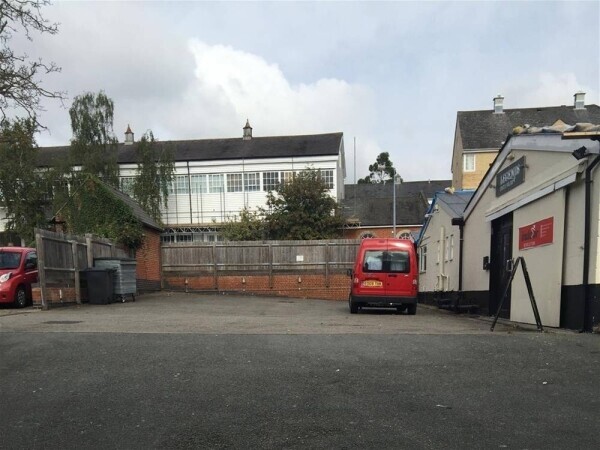 FREE OF TIE AIR CONDITIONED SPORTS BAR & POOL HALL FOR SALE IN BRAINTREE Photo 3