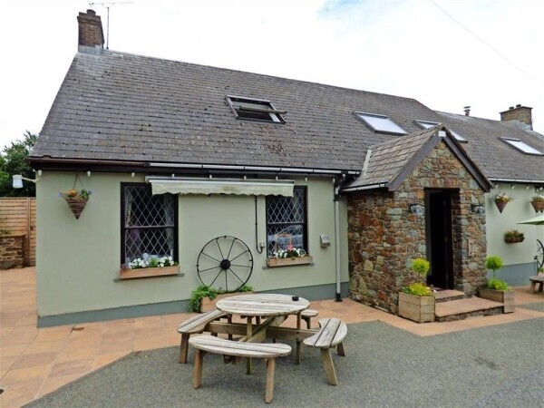 STUNNING PUBLIC HOUSE/RESTAURANT & FUNCTION VENUE WITH EXTENSIVE PRIVATE & GUEST ACCOMMODATION FOR SALE IN SOUTH WALES Photo 3