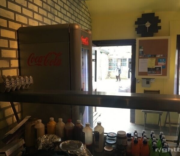 An absolute bargain for any potential business owners. Please read the description. Photo 3