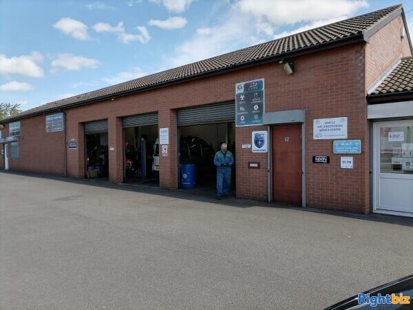 SERVICE, REPAIR AND MOT GARAGE Photo 3