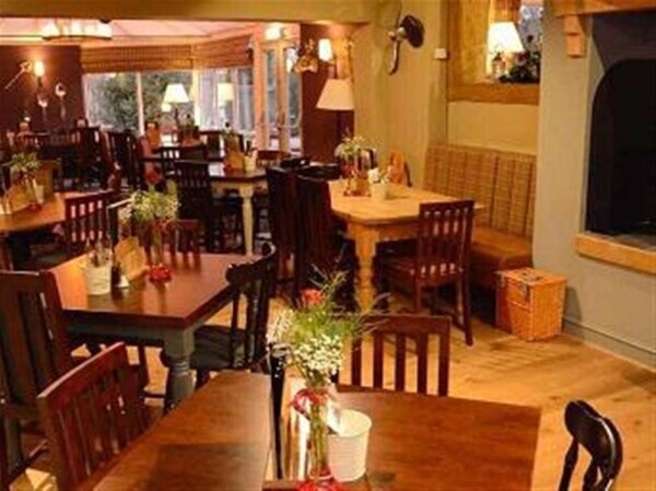 STUNNING WATERSIDE VILLAGE PUBLIC HOUSE HOTEL/RESTAURANT & FUNCTION VENUE FOR SALE IN WARWICKSHIRE Photo 3