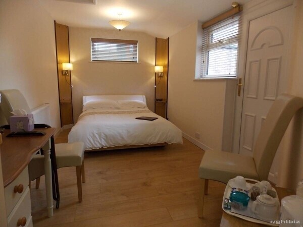 INVESTMENT OPPORTUNITY FORMER GUEST HOUSE EXCELLENT VALUE DOMESTIC OR COMMERCIAL Photo 3