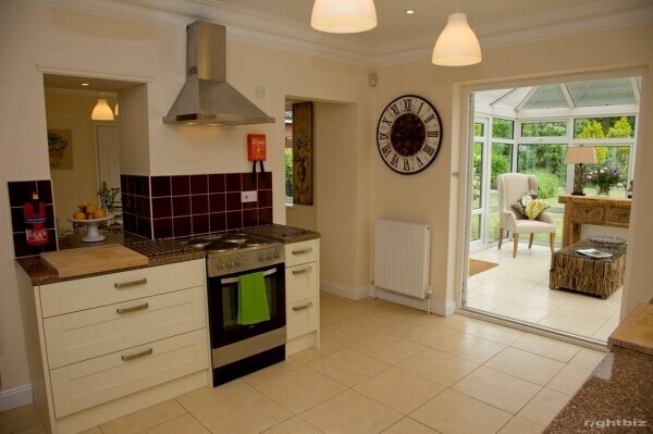 LUXURY INNOVATIVE ACCOMMODATION CONCEPT,  2 BEAUTIFULLY PRESENTED PROPERTIES  A  UNIQUE OPPORTUNITY. Photo 3