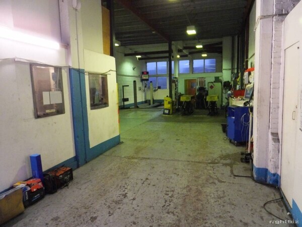 WELL ESTABLISHED MOT TESTING GARAGE NEAR TO HORLEY TOWN CENTRE, HORLEY TRAIN STATION AND GATWICK Photo 3