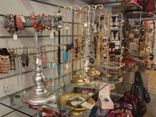 BEAUTIFULLY PRESENTED LADIES BOUTIQUE - CHESHIRE Photo 3