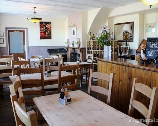 EAST SUSSEX - SUBSTANTIAL ROADSIDE PUB Photo 3