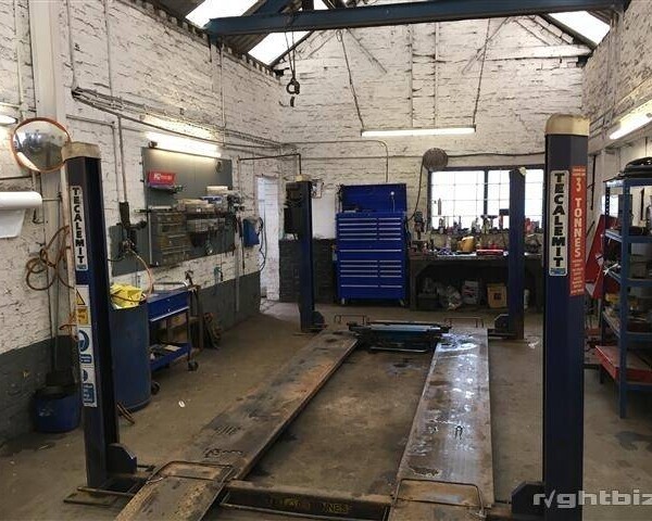 POPULAR WELL-ESTABLISHED GARAGE Photo 3