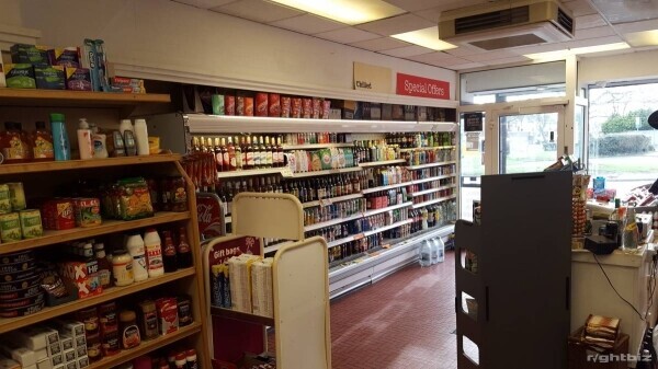 OFF LICENCE FOR SALE WITH LARGE 1BED FLAT VERY CHEAP RENT Photo 3