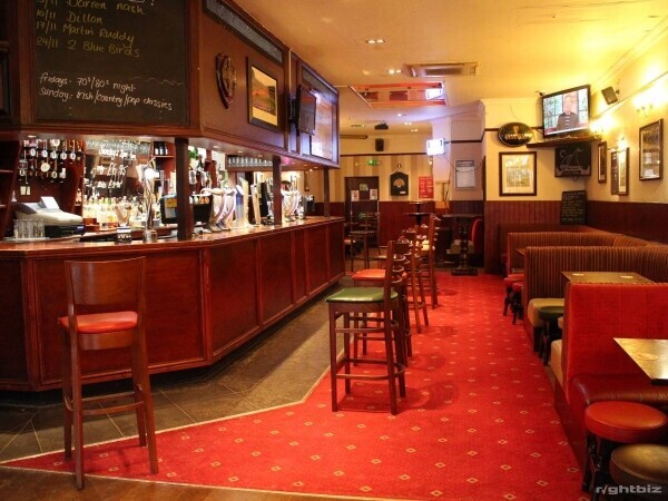LONDON - POPULAR LIVE MUSIC & SPORTS BAR Photo 3