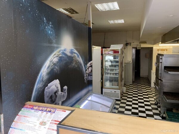 We have a very good location pizza takeaway with a two oven and also it has another kitchen Photo 3
