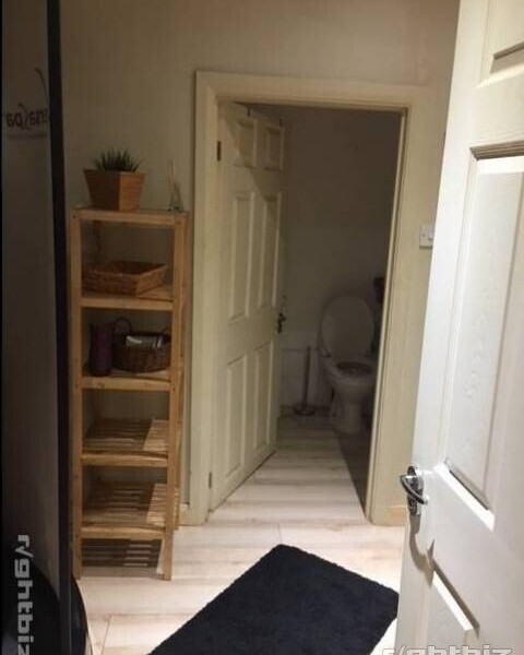 Tanning salon with expansion for barbers / Hair dressers or other, prime location Photo 3