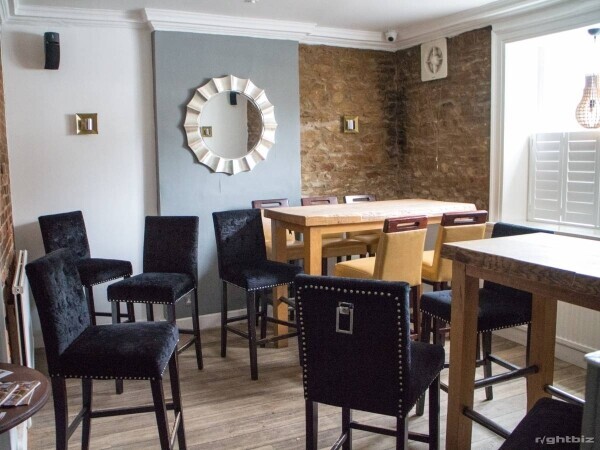 BUCKINGHAMSHIRE - VILLAGE FREEHOUSE Photo 3
