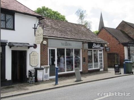 PRICE REDUCED FOR SWIFT SALE Ladies Fashion Boutique - prime location, BILLINGSHURST Photo 3