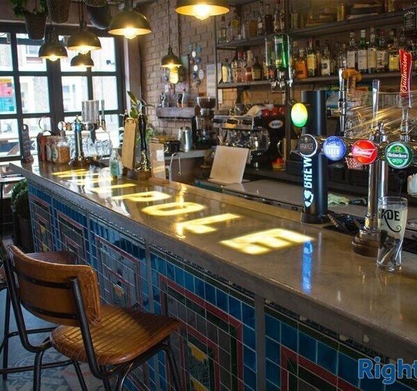 LONDON - PUB BY STATION & UNIVERSITY Photo 3