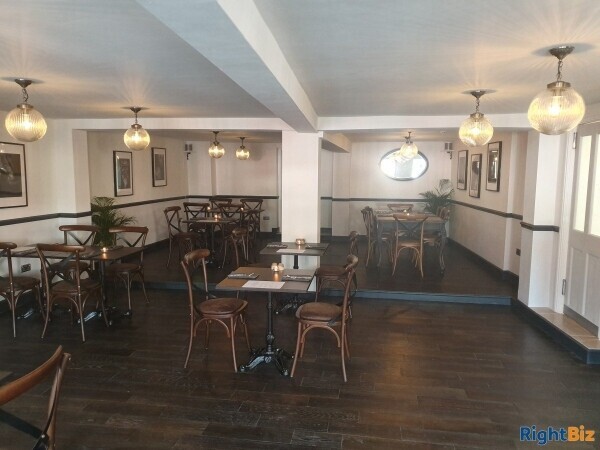 Amazing refurbished modern restaurant, potential to increase opening times and revenue. Photo 3