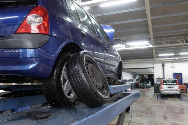 A REPUTABLE VEHICLE BODY SHOP Photo 3