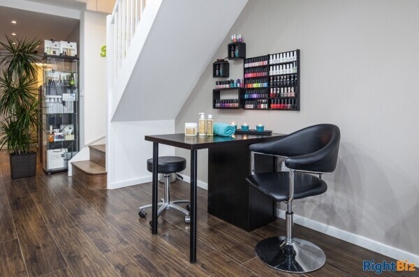 Well established, stylish boutique hair and beauty salon. Walking distance of Putney high street Photo 3
