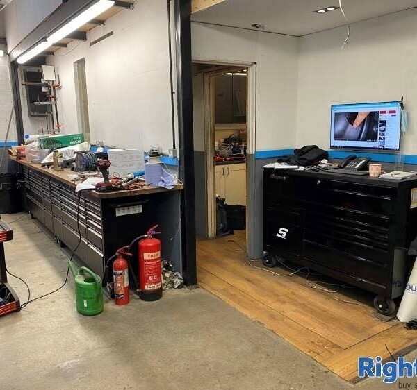 Popular Automotive Garage for Sale in Knebworth Photo 3