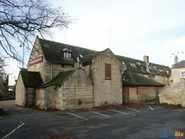 Substantial Former Cambridgeshire Destination Free House Photo 3