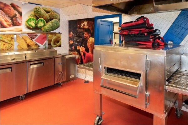 Lock-Up Pizza Takeaway in affluent New Forest Town, Hampshire Photo 3