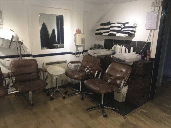 HIGH CLASS UNISEX HAIR SALON IN MARLBOROUGH TOWN CENTRE Photo 3