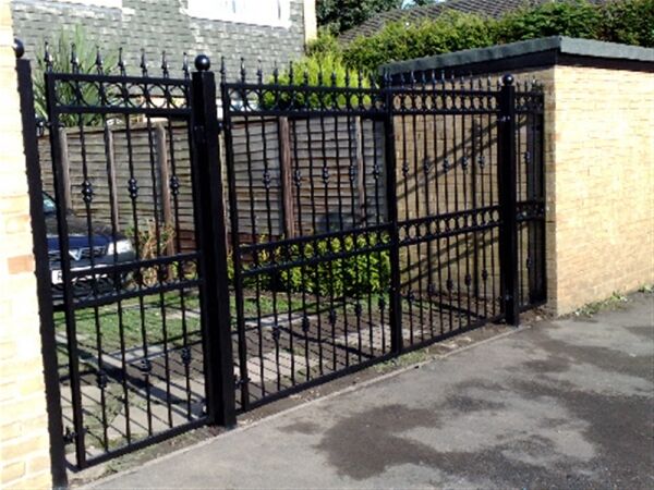 INDEPENDENT  GATES & RAILINGS MANUFACTURING BUSINESS NEAR LEEDS