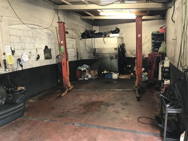 GARAGE REPAIRS WORKSHOP IN CARDIFF SUBURB