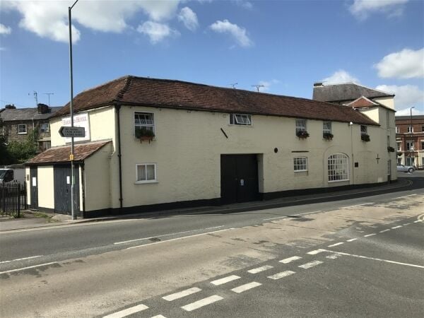 FULLY LICENSED FREEHOLD HOTEL/RESTAURANT & FUNCTION VENUE IN WARMINSTER TOWN CENTRE FULLY LICENSED FREEHOLD HOTEL/RESTAURANT & FUNCTION VENUE IN WARMINSTER TOWN CENTRE