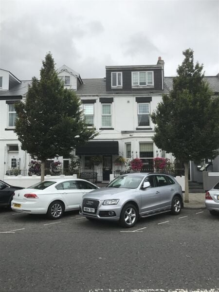 CHARMING 14-BED GUEST HOUSE WITH PRIVATE ACCOMMODATION IN SOUTH SHIELDS CHARMING 14-BED GUEST HOUSE WITH PRIVATE ACCOMMODATION IN SOUTH SHIELDS