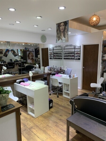SUPERB UNISEX HAIR & NAILS STUDIO IN COVENTRY CITY CENTRE Photo 3