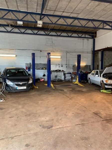 HIGHLY REGARDED ACCIDENT REPAIRS & BREAKDOWN RECOVERY CENTRE IN LUTON