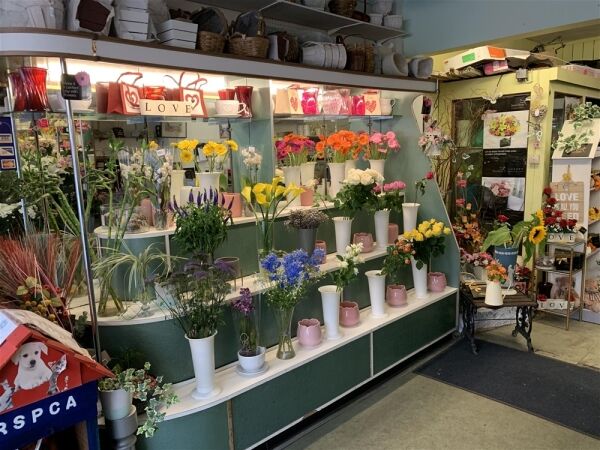 OLD ESTABLISHED INTERFLORA FLORIST IN CAERPHILLY TOWN CENTRE OLD ESTABLISHED INTERFLORA FLORIST IN CAERPHILLY TOWN CENTRE