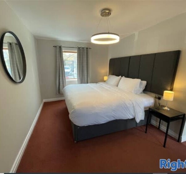 CHARMING FREEHOLD HOLIDAY LETS IN CASTLETON TOWN CENTRE Photo 3