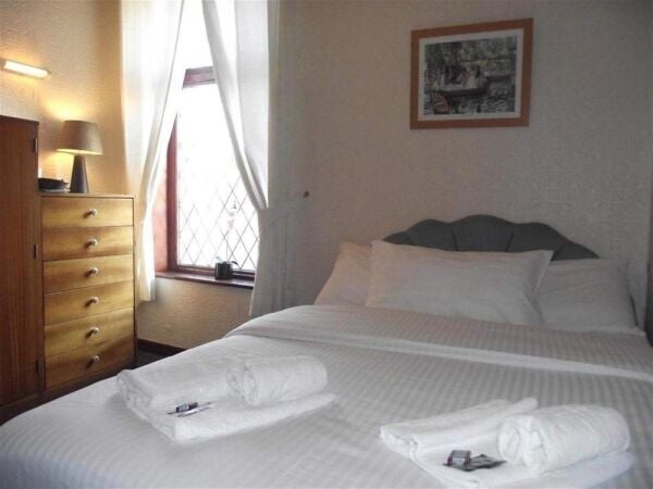 LICENSED FREEHOLD BED & BREAKFAST GUEST HOUSE IN BLACKPOOL LICENSED FREEHOLD BED & BREAKFAST GUEST HOUSE IN BLACKPOOL