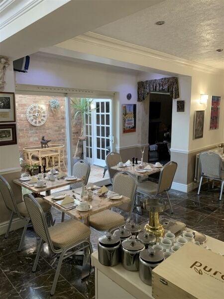 STUNNING FREEHOLD BED & BREAKFAST GUEST HOUSE IN STRATFORD UPON AVON