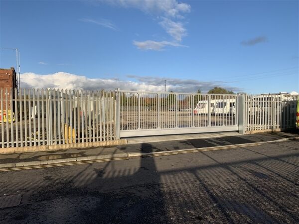 IMPRESSIVE FREEHOLD ACCIDENT REPAIRS & MOT TESTING CENTRE IN JARROW