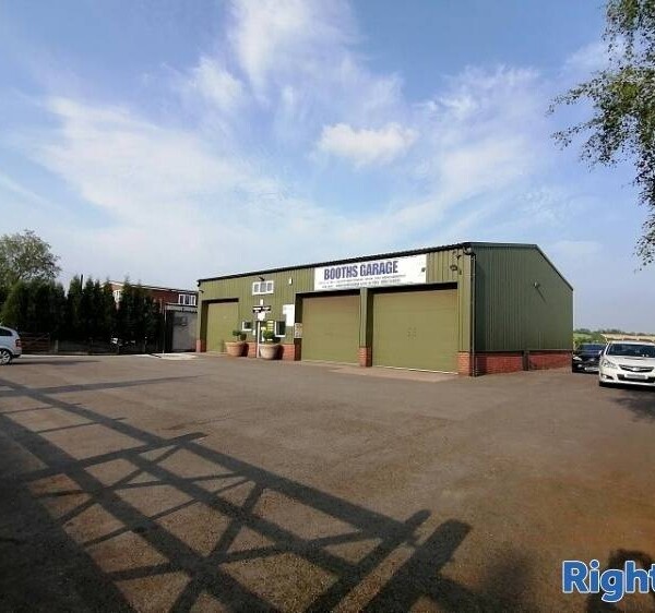 Well-established Garage with repeated custom Photo 3