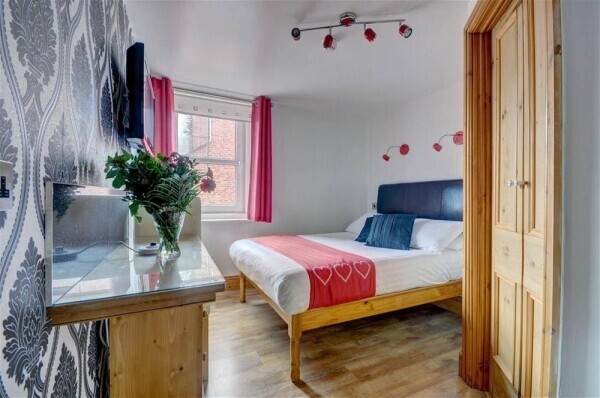 Hotel & Guest Houses For Sale in Whitby Photo 3