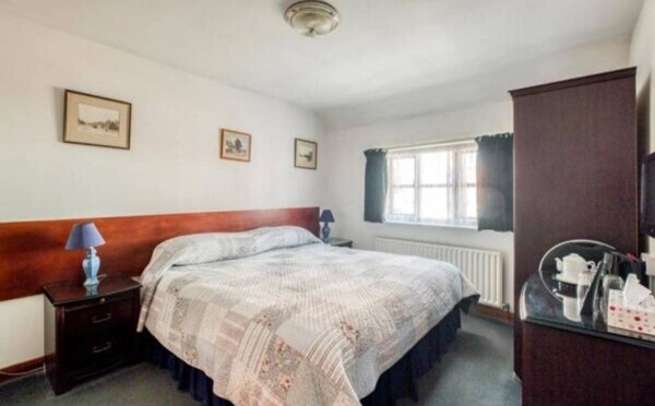 Freehold 7 Bedroom Guest House Located In Henley In Arden Photo 3