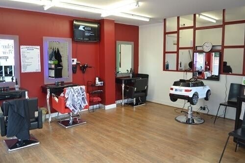 FREEHOLD FOR SALE! Do not miss out on this fantastic opportunity to invest in this well established Photo 3