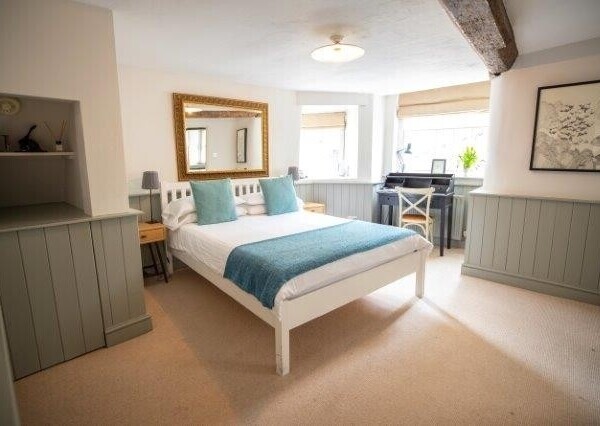OXFORD CITY LICENSED GUEST HOUSE - RARE BUSINESS OPPORTUNITY. Superb central trading location. Photo 3