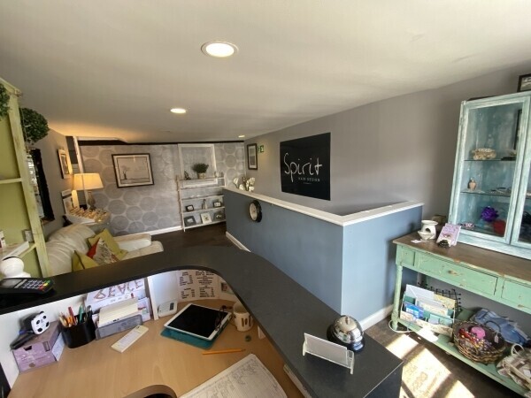 Leasehold hair and beauty salon for sale in the historic town of Amesbury Wiltshire Photo 3