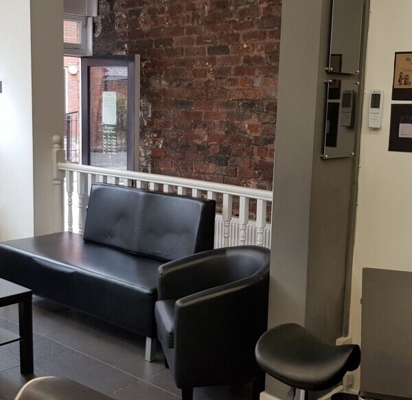 Hairdressers-Barbershop. Fully Fitted VERY low start-up costs. Photo 3