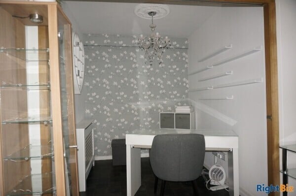 TO LET - ATTRACTIVE PREMISES IN PROMINENT POSITION WITHIN THE PEAK DISTRICT VILLAGE OF BASLOW Photo 3