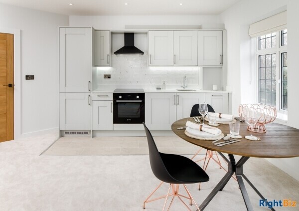 5 Brand New 2 Bed Apartments - New Forest Photo 3