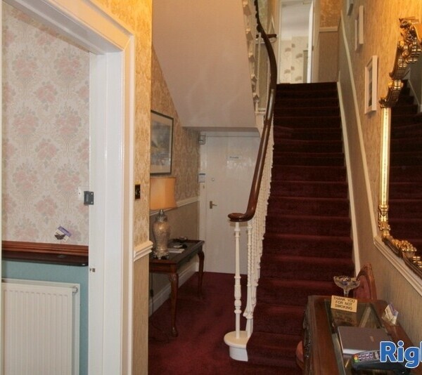Excellent 5-Bedroom Guest House in Perth Photo 3