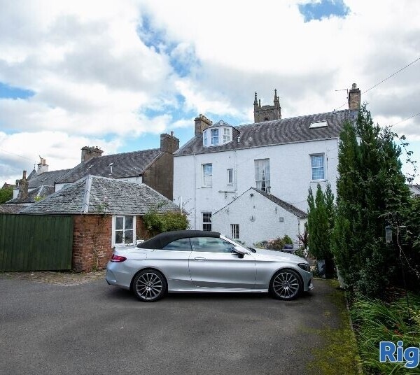 For Sale - Well Presented 6-Bedroom Guesthouse in Affluent Tourist Town in Central Scotland. Photo 3