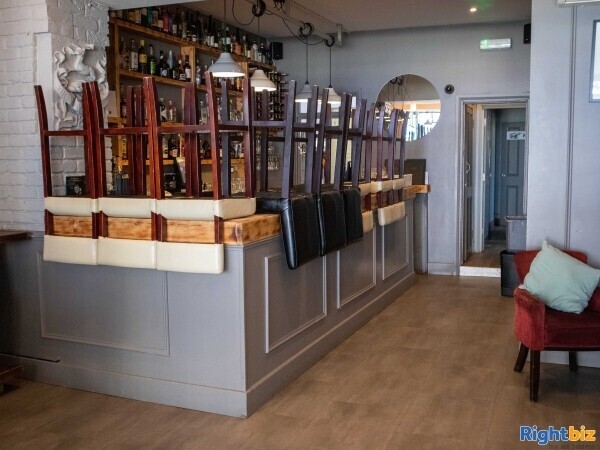 SURREY - BAR & COCKTAIL LOUNGE Photo 3