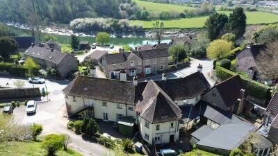 MONMOUTHSHIRE - RIVERSIDE VILLAGE HOTEL, EXCEPTIONAL INN OF ARCHITECTURAL APPEAL